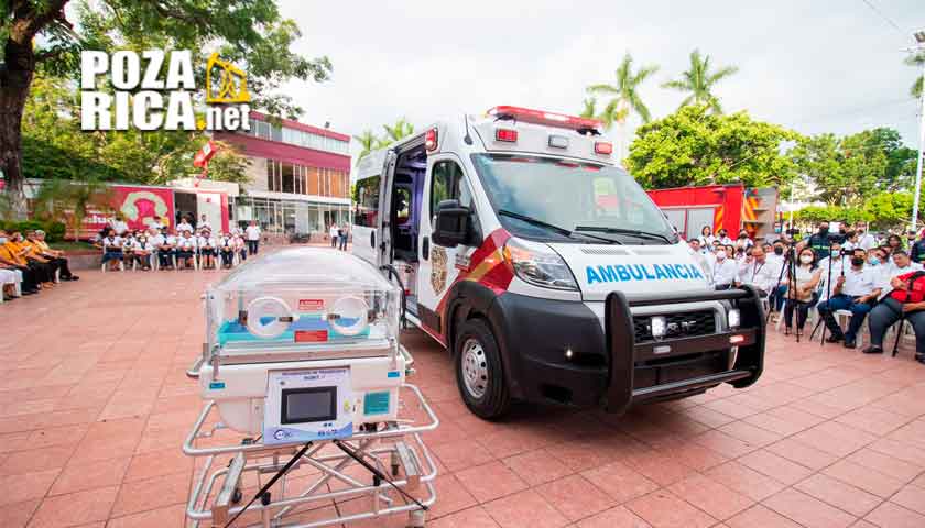 Entrega de ambulancia en Poza Rica