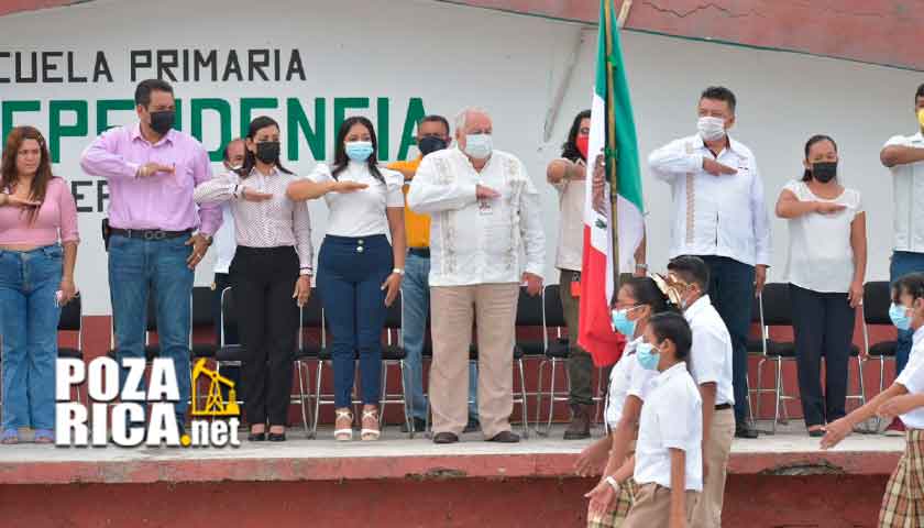 Ayuntamiento de Poza Rica apoya a primaria Independencia con pipas de agua. 1