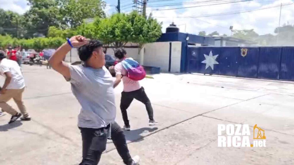 Manifestación violenta frente al cuartel de la SSP en Poza Rica