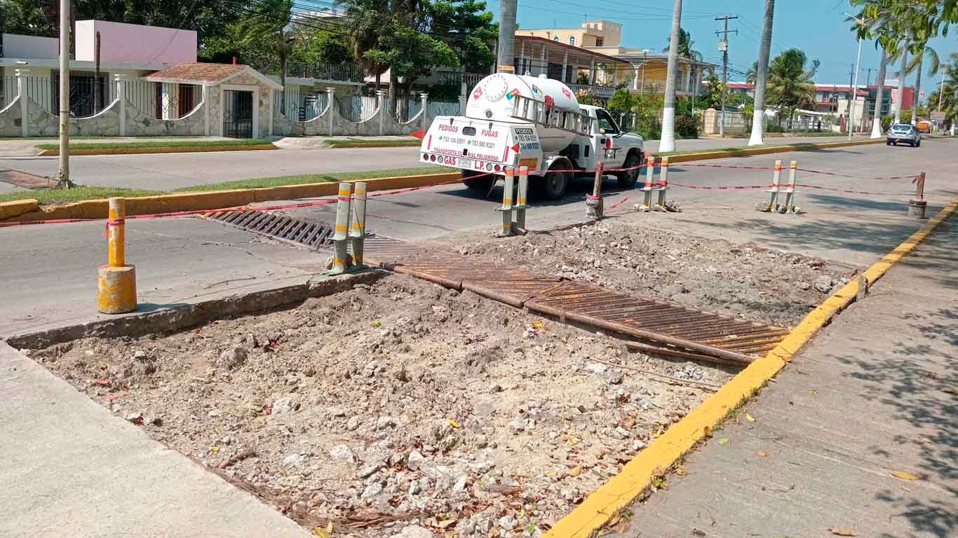 Peligroso Bache en Carretera Preocupa a Residentes de Barra Norte Tuxpan