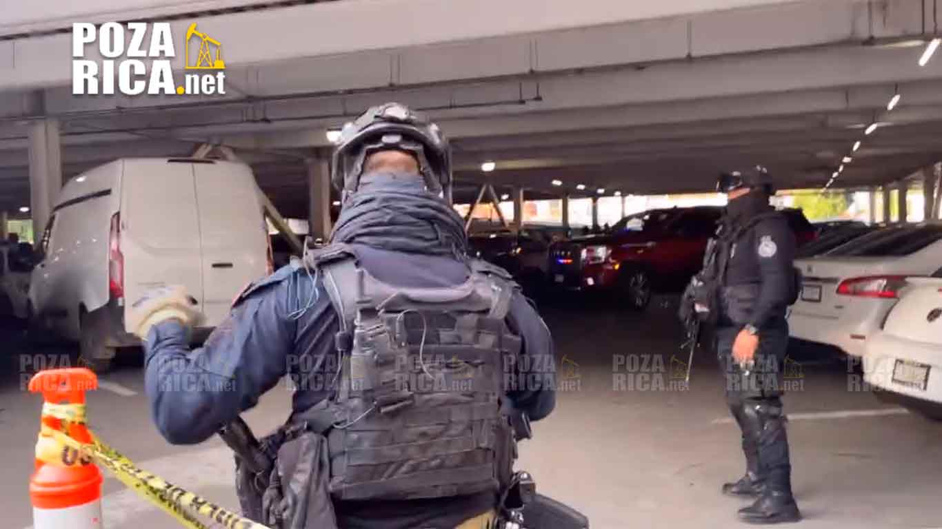 Reportero detenido en hechos violentos en estacionamiento de Plaza Crystal.