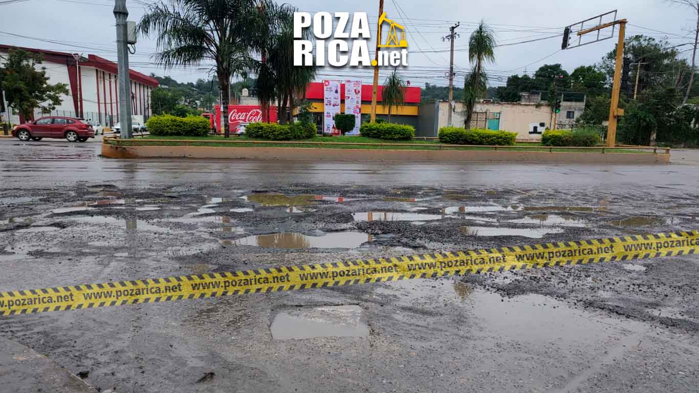 Baches en el bulevar Central Poniente de Poza Rica afectan a los conductores