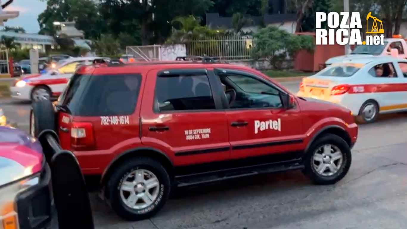 Abandonan camioneta en Poza Rica frente a Fiscalía