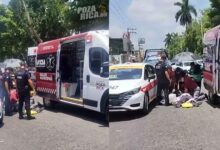 Muere taxista tras presunto infarto; pierde el control y provoca accidente en Poza Rica