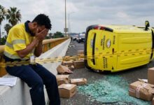 Camioneta de Mercado Libre queda volcada en distribuidor vial de Poza Rica