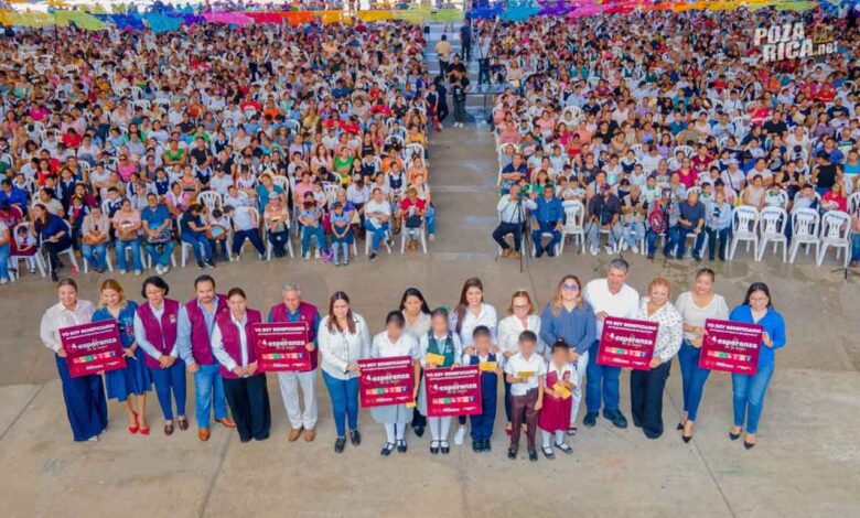 Gobierno de Poza Rica entrega becas a 4 mil 500 estudiantes