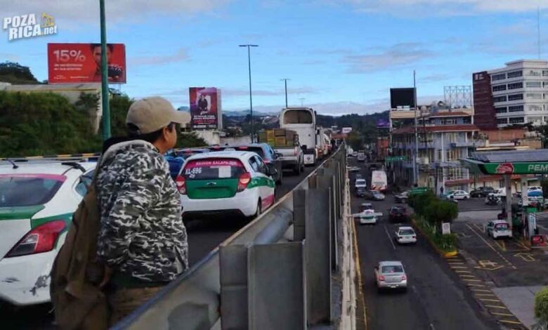 Transportistas bloquean 21 de Marzo y La Granja en Xalapa