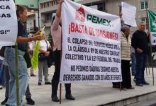 Jubilados de Pemex exigen en Xalapa restablecer servicio médico