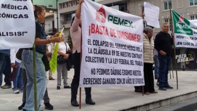 Jubilados de Pemex exigen en Xalapa restablecer servicio médico