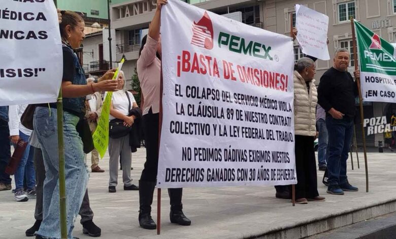 Jubilados de Pemex exigen en Xalapa restablecer servicio médico
